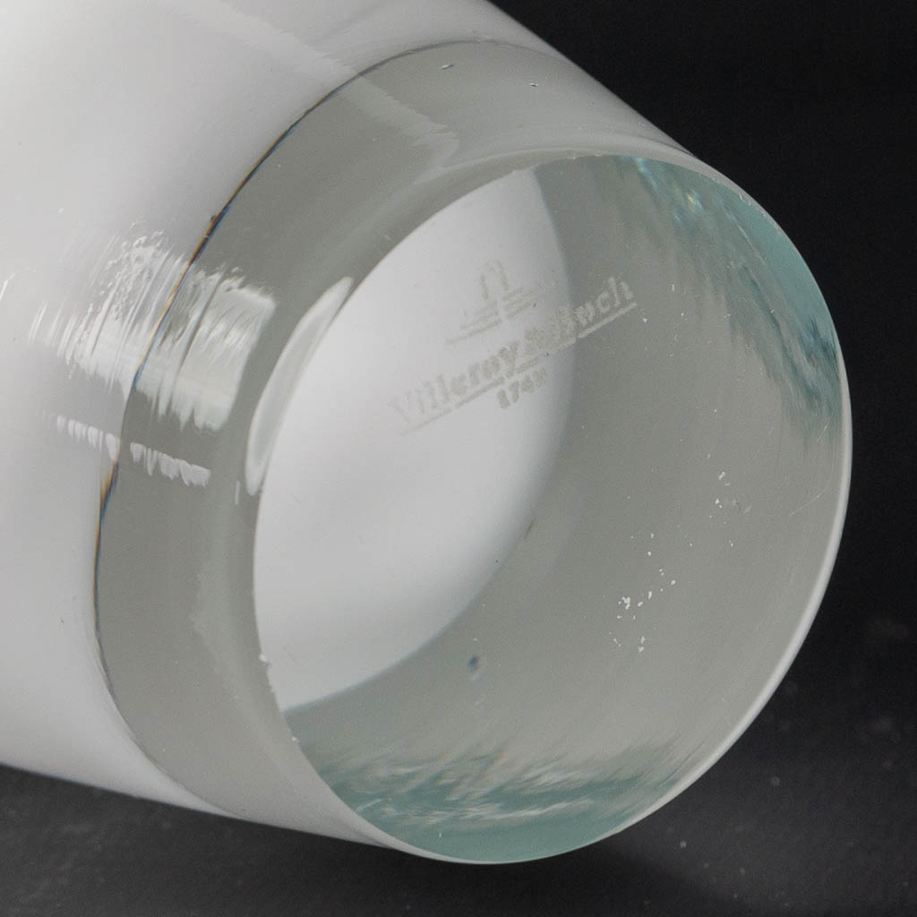 Een vaas gemaakt uit glas en gemerkt Villeroy & Boch (H:32cm)