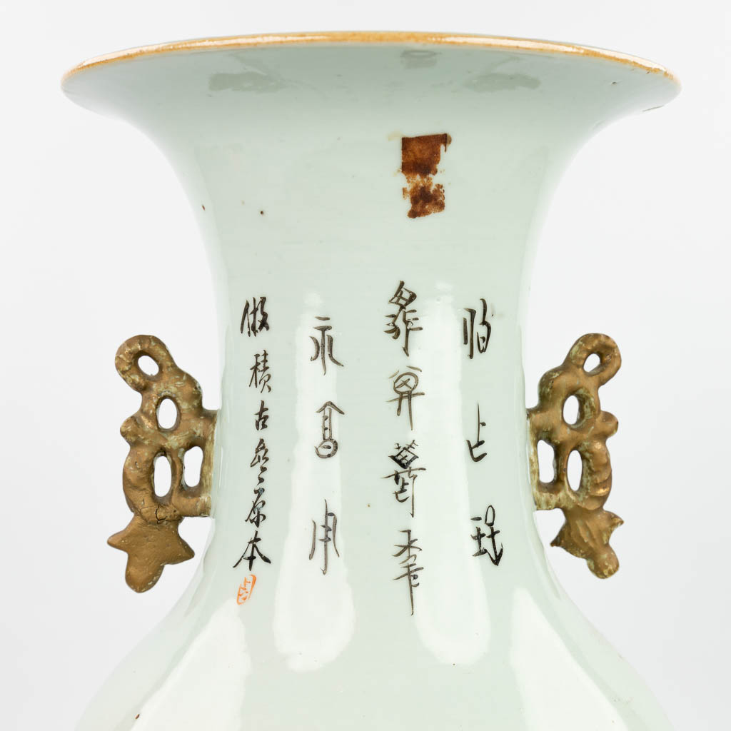 Een Chinese vaas gemaakt uit porselein en versierd met hofdames (H:57cm)