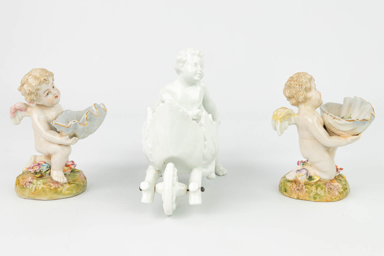 A collection of 5 figurines of putti. Made of porcelain by different factories. (H:14cm)