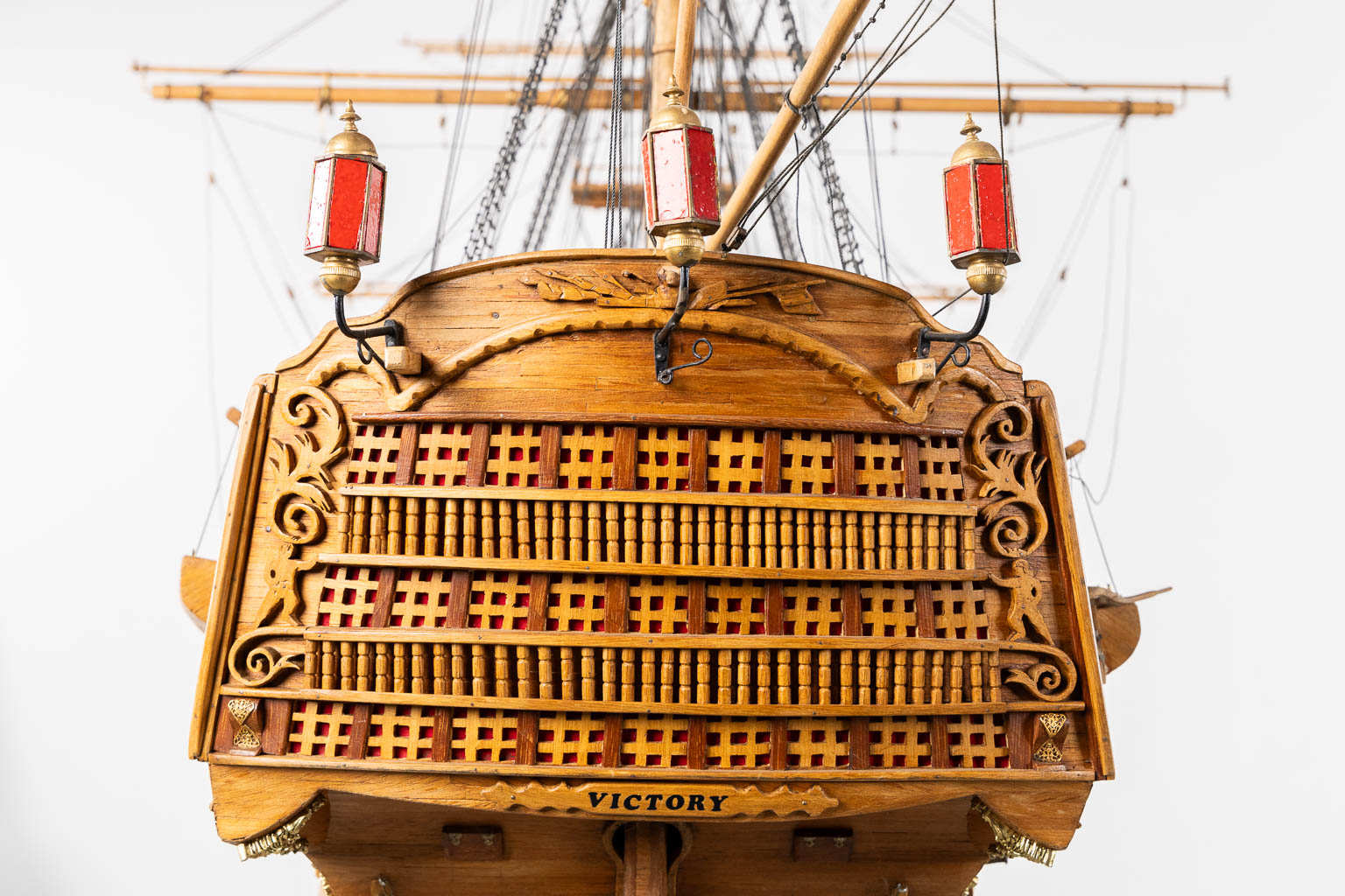 H.M.S. Victory, een groot en decoratief, handgemaakt schip. (L:56 x W:320 x H:285 cm)