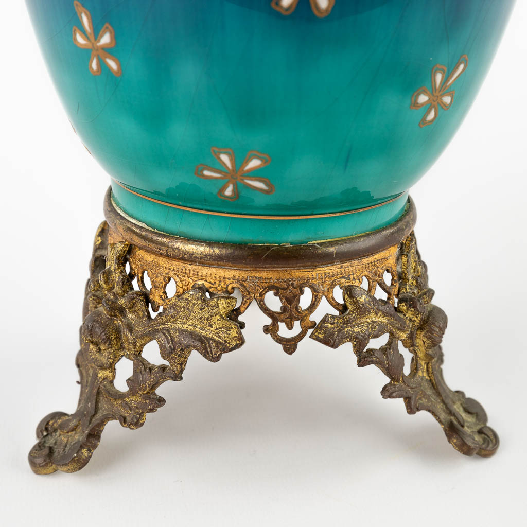Luneville, een grote met metaal gemonteerde faience vaas met sterrendecor. Art Nouveau. (D:15 x W:20 x H:38 cm)