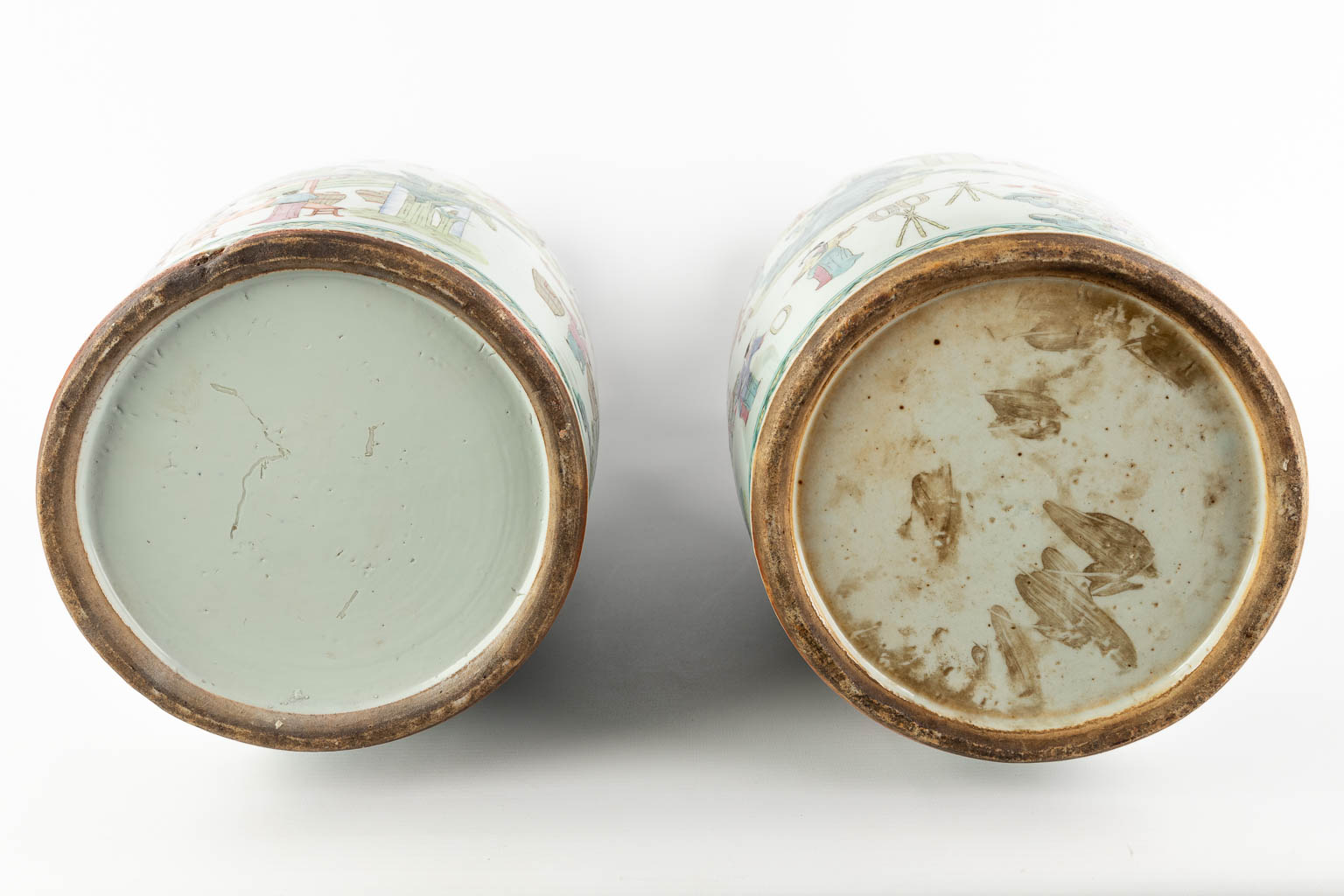 A pair of Chinese Famille Verte vases decorated with workers in the garden. 19th C. (H:59 x D:21 cm)