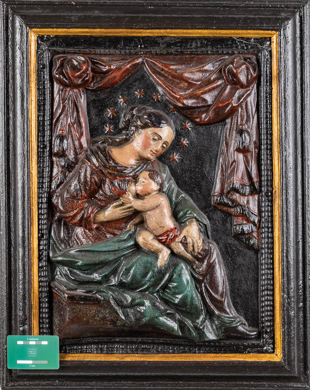 Moeder met zogend kind, een afbeelding in Papier-Maché. Waarschijnlijk Italië. 18de/19de eeuw. (W:53 x H:67 cm)