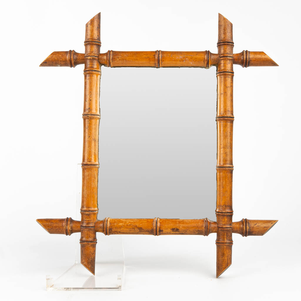 Een spiegel gemaakt uit bamboe en glas. (H:44cm)