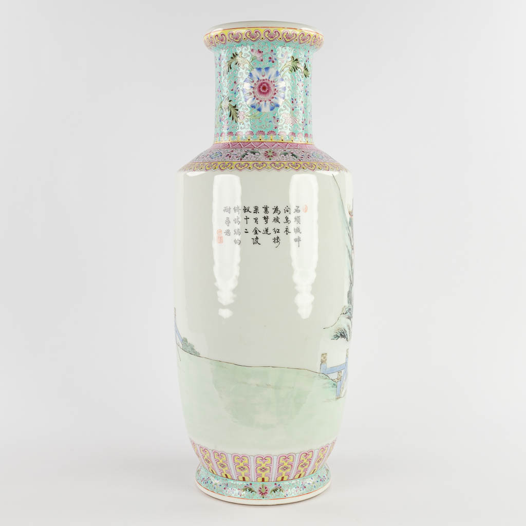 Een Chinese vaas met decor van hofdames in de tuin. 20ste eeuw. (H:60 x D:24 cm)