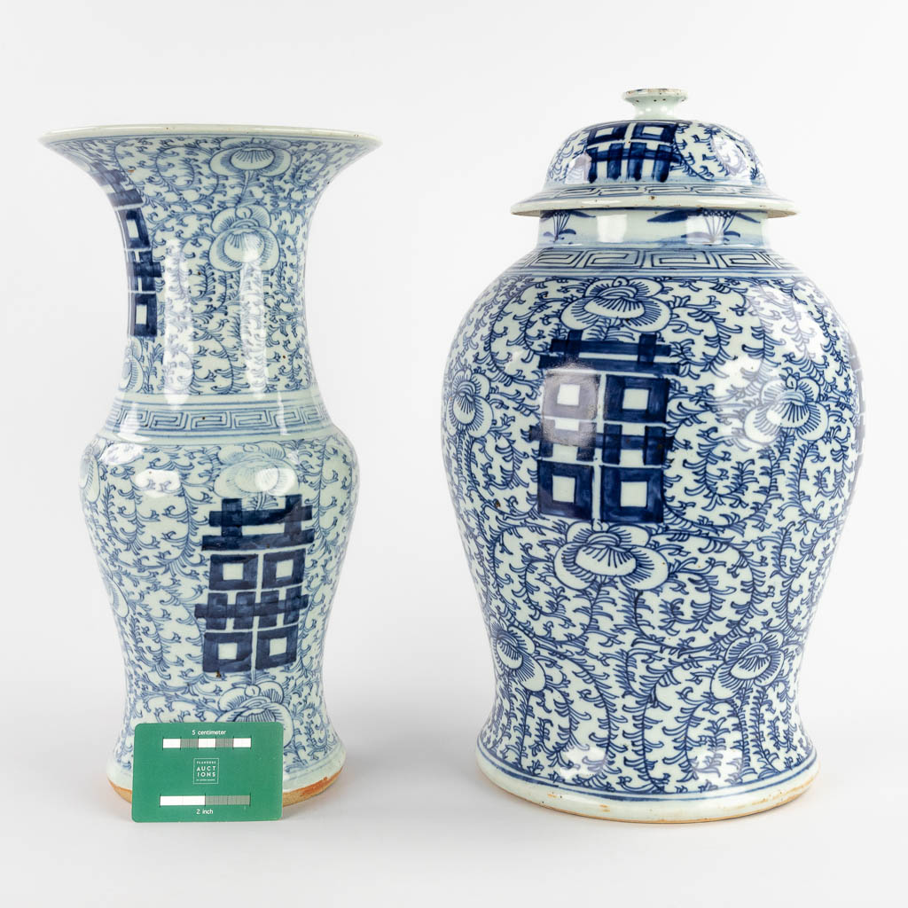 Twee Chinese vazen met blauw-wit dubbel Xi teken van geluk. 19de/20ste eeuw. (H:42 x D:25 cm)