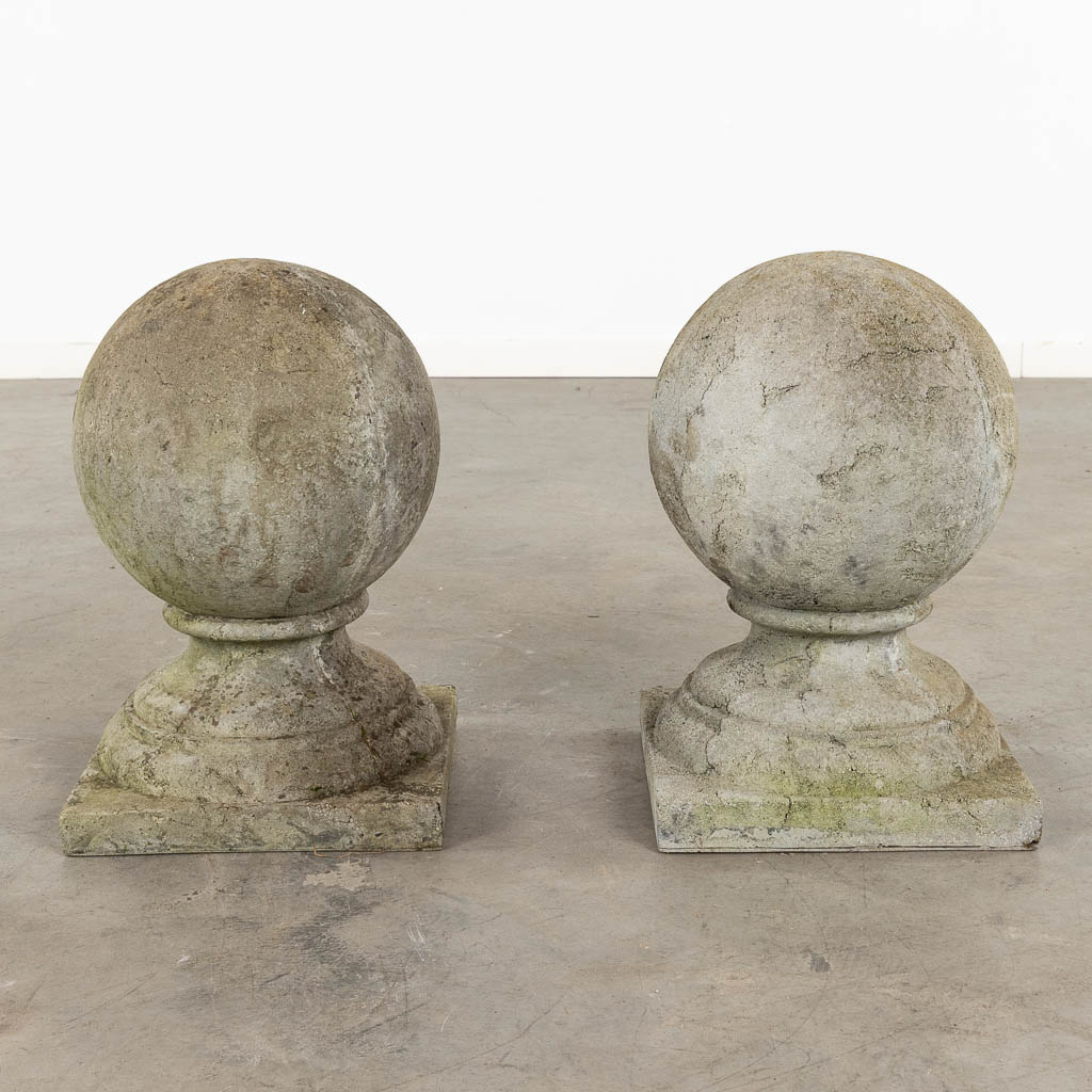 A pair of pillar finials, or pillar caps. 20th C. (D:30 x W:30 x H:45 cm)