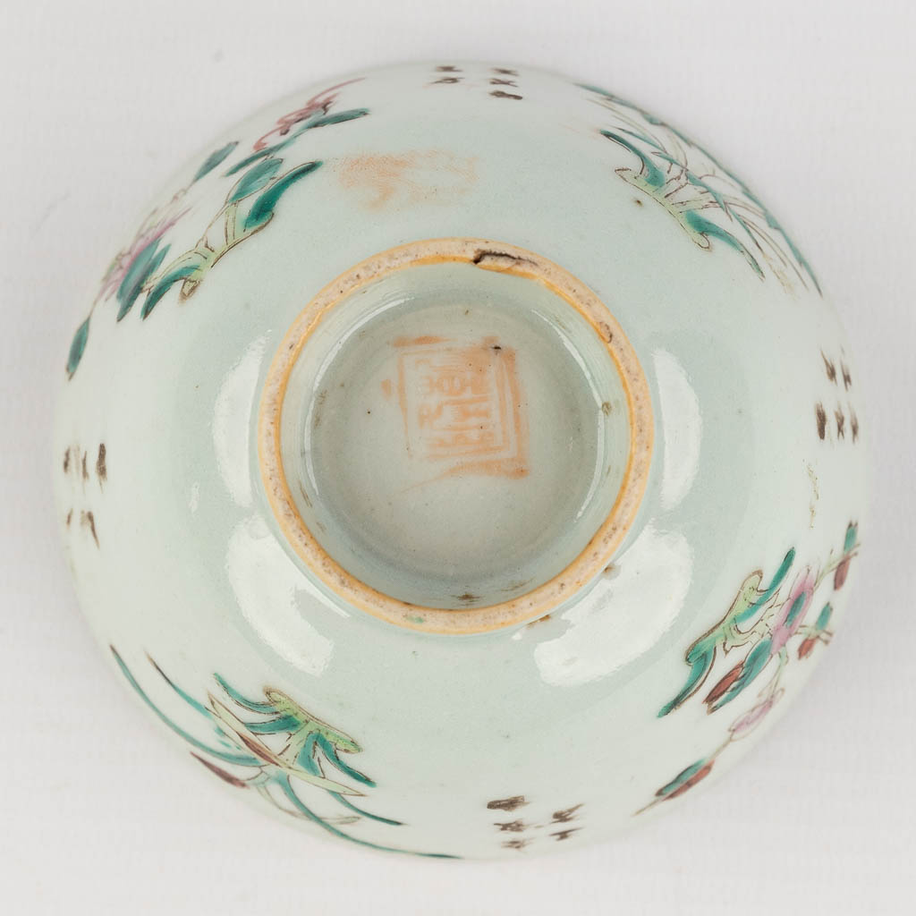 An assembled collection of Chinese porcelain and stoneware. 19th/20th C. (D: 14,5 cm)