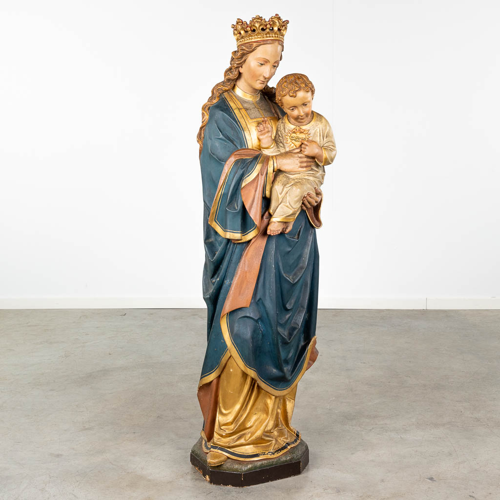 Een antieke houtsculptuur van Madonna met kind, originele polychromie. (L: 33 x W: 43 x H: 138 cm)