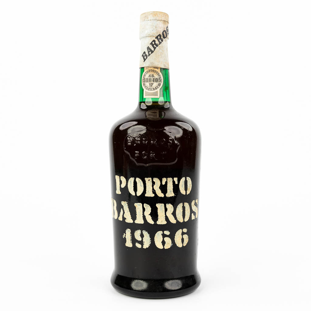 Een fles Porto Barros 1966. (H:27cm)
