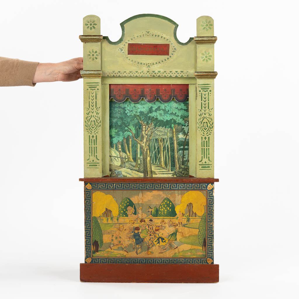 Een antieke Poppenkast/Theater, Guignol. (W:44 x H:85 cm)