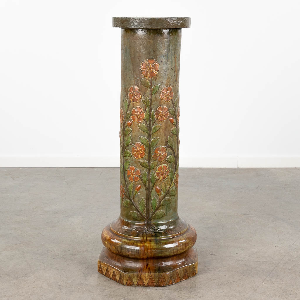 Léo MAES DECOCK (XIX-XX), Torhout. Een pedestal met floraal decor, gemaakt uit Vlaams Aardewerk.  (L:33 x W:33 x H:84 cm)
