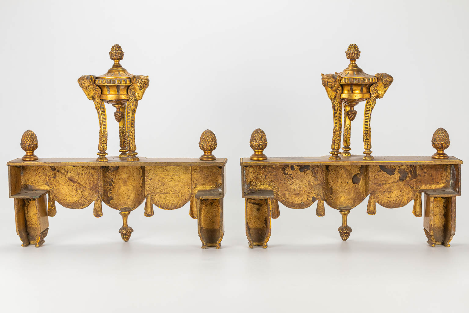 Een paar haardvuurbokken gemaakt uit brons in Lodewijk XVI stijl