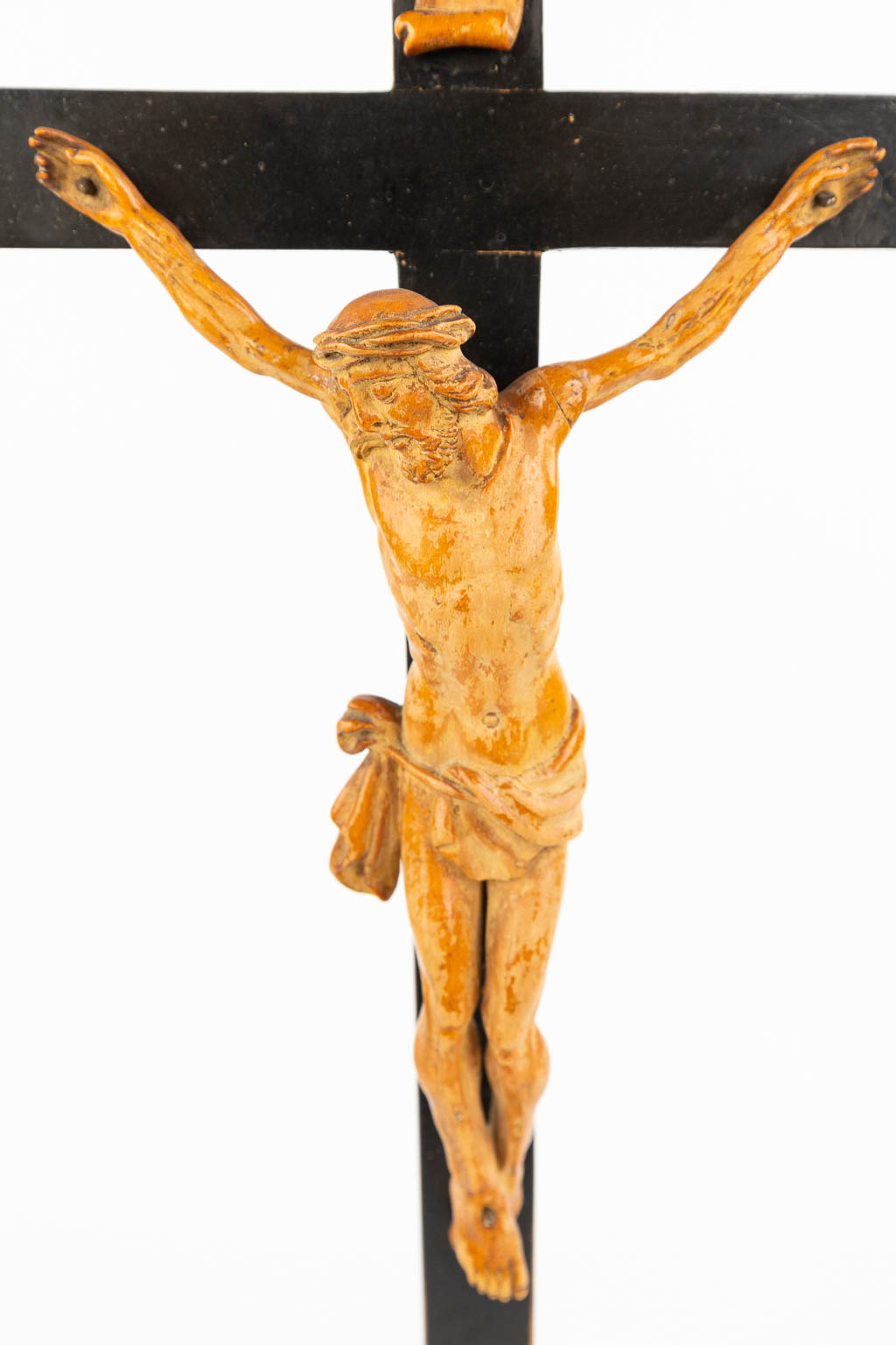 Een kruisbeeld met corpus gemaakt uit gesculpteerd palmenhout (H:52,5cm)