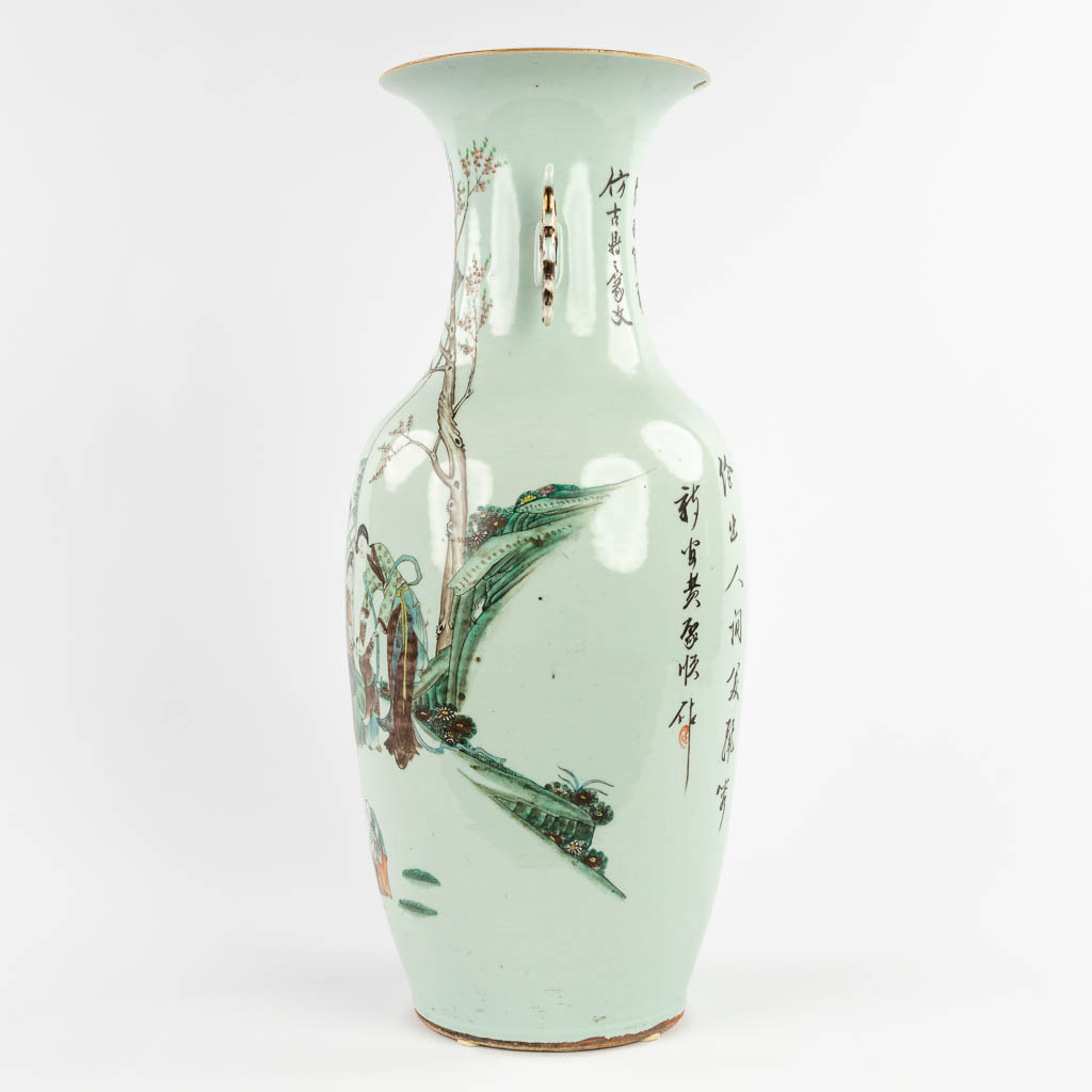Een Chinese vaas, decor van hofdames in de tuin. 19de/20ste eeuw. (H:58 x D:24 cm)