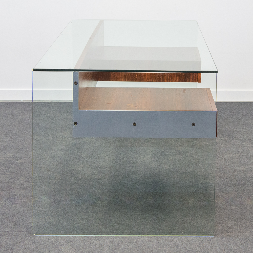 Antoine PHILIPPON & Jacqueline LECOQ (XX) een uitzonderlijk mid-century bureel gemaakt uit glas, palissander en aluminium.