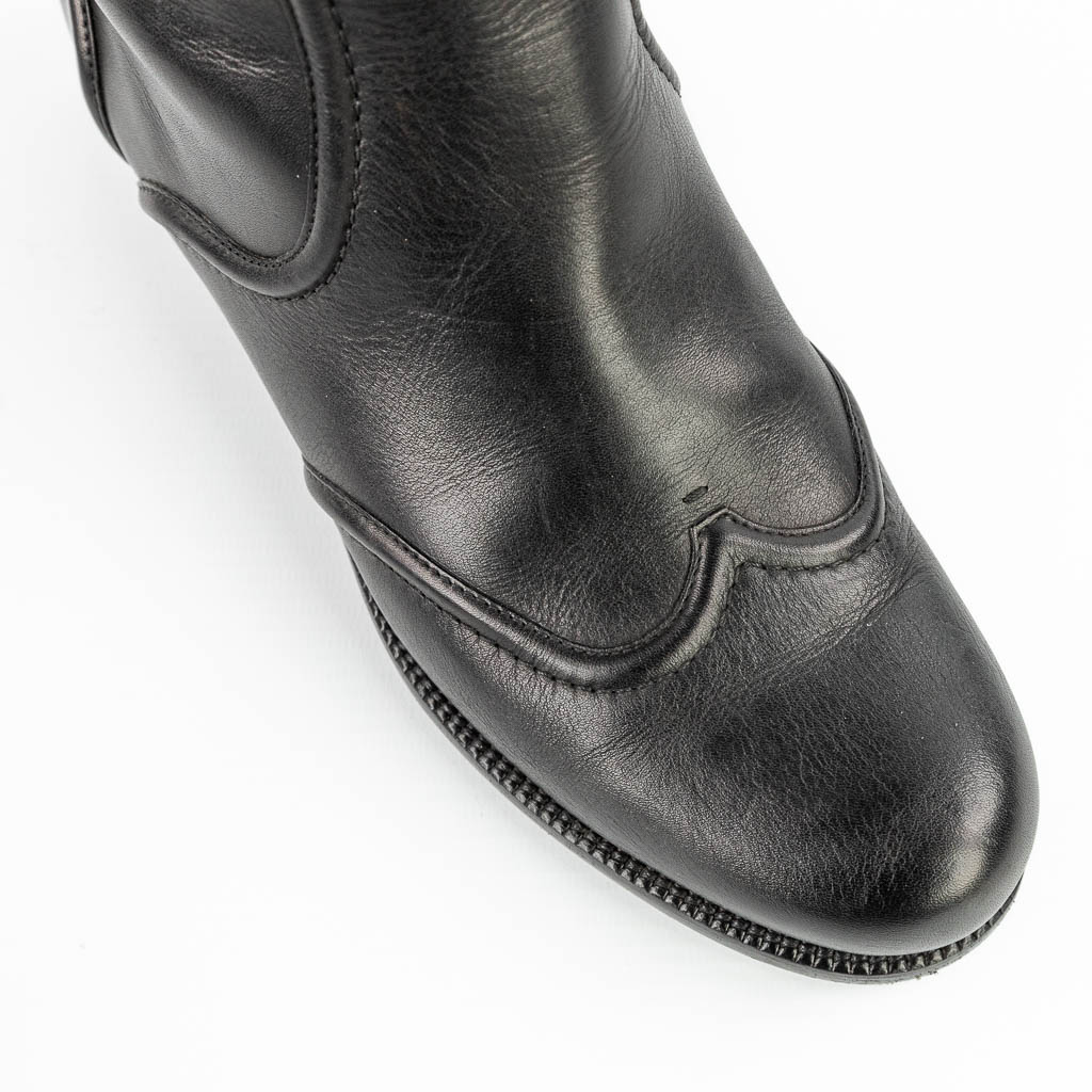 Een paar laarzen gemaakt uit leder en gemerkt Louis Vuitton, gemaakt in Italië. Maat 37. Slechts enkele keren gedragen. (H:43cm