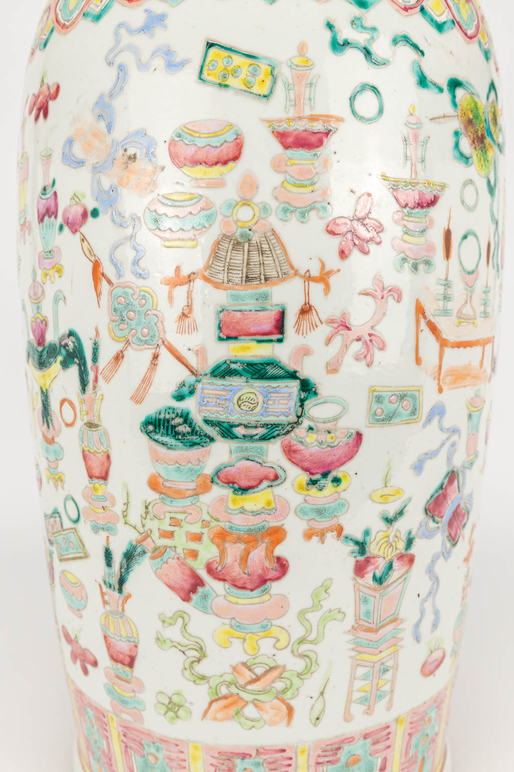 Een Chinese vaas gemaakt uit porselein met decor van 100 Antiquiteiten. (H:58cm)