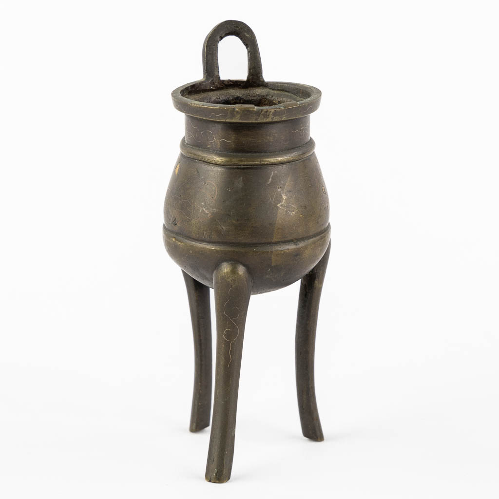 A Chinese insence burner, vase and a lucky coin. Bronze. (H:19 x D:5 cm)