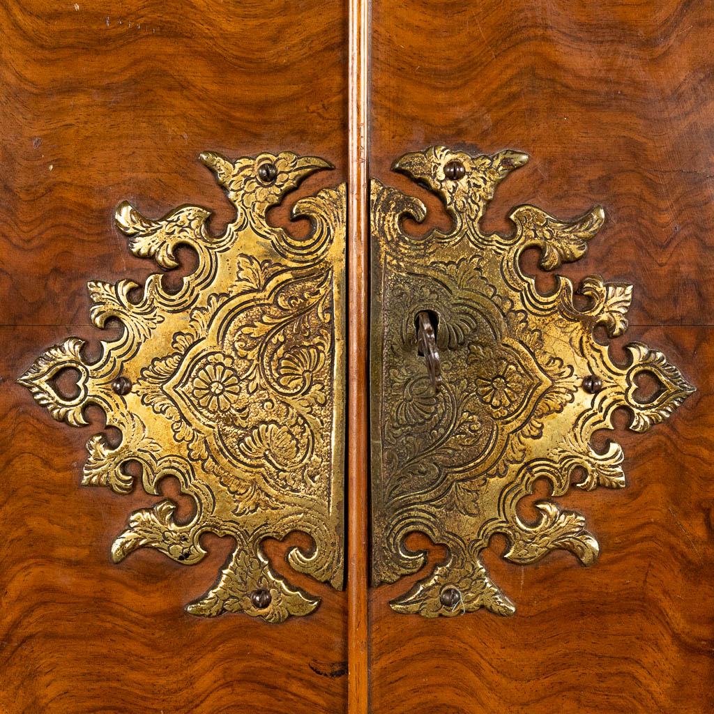 A Side cabinet, walnut veneer, England. 19th C. (D:45 x W:113 x H:107 cm)