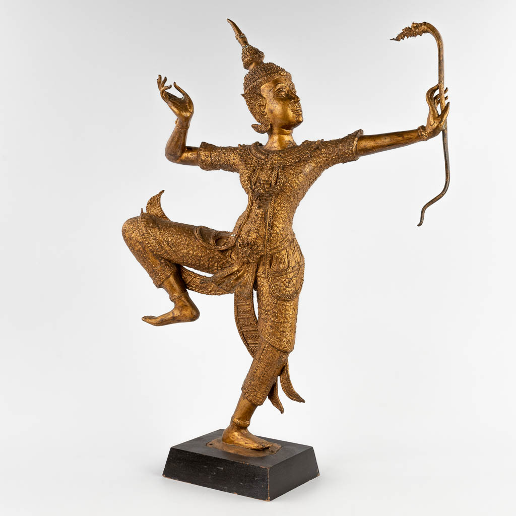 Een decoratieve Balinese danser, verguld metaal. 20ste eeuw. (W:50 x H:75 cm)