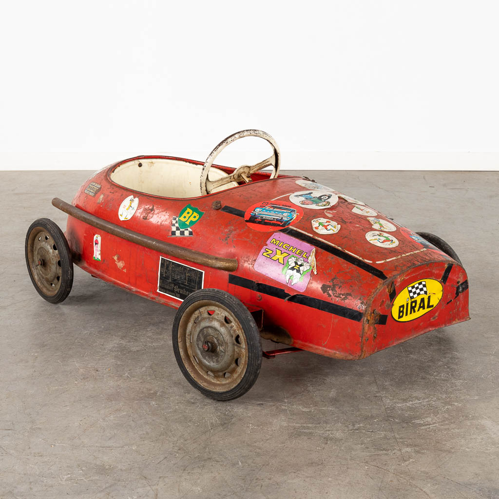 A vintage pedal car, Ferrari. Circa 1960. (D:53 x W:100 x H:40 cm)