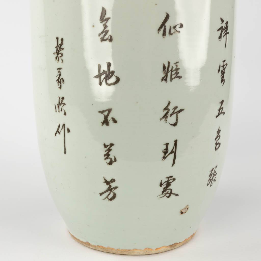 Een Chinese vaas versierd met hofdames. 19de/20ste eeuw. (H: 42 x D: 21 cm)