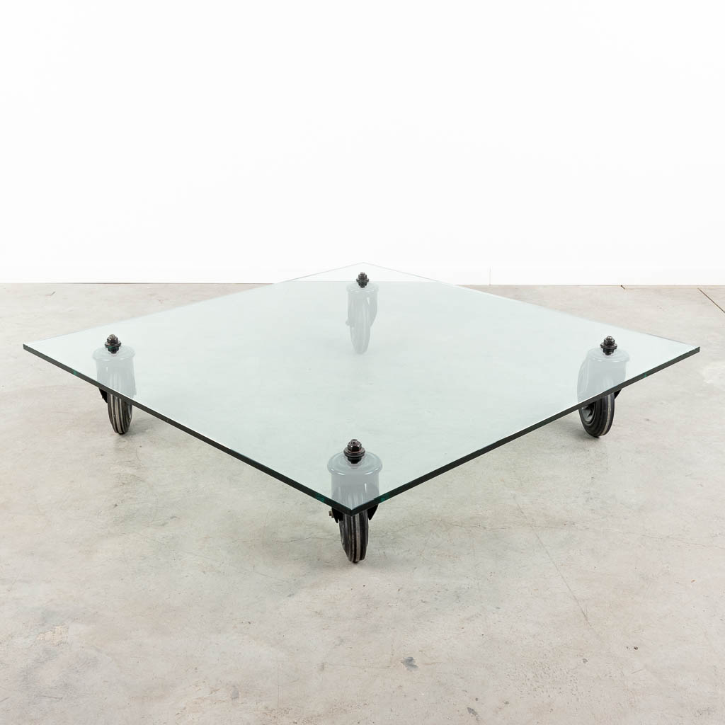  Gae AULENTI (1927-2012) 'Con Ruote Tavolo' een salontafel gemaakt uit glas, op wielen. 