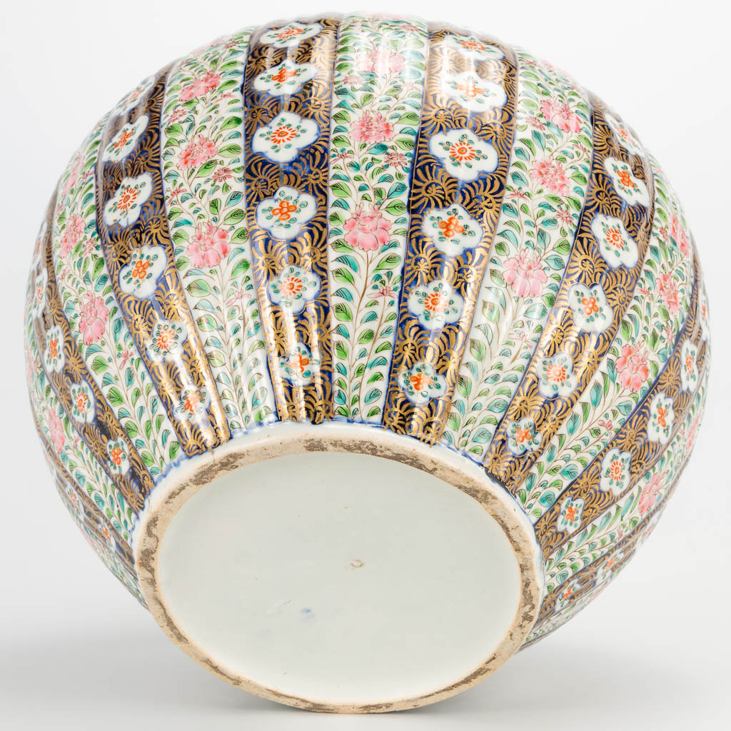 A large Japanese cache-pot, with hand-painted floral decor. (H:30cm)