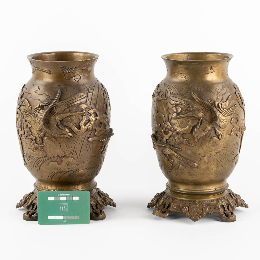 A pair of Oriental vases, depicting flying birds and trees. Patinated bronze. (H:27 x D:16 cm)