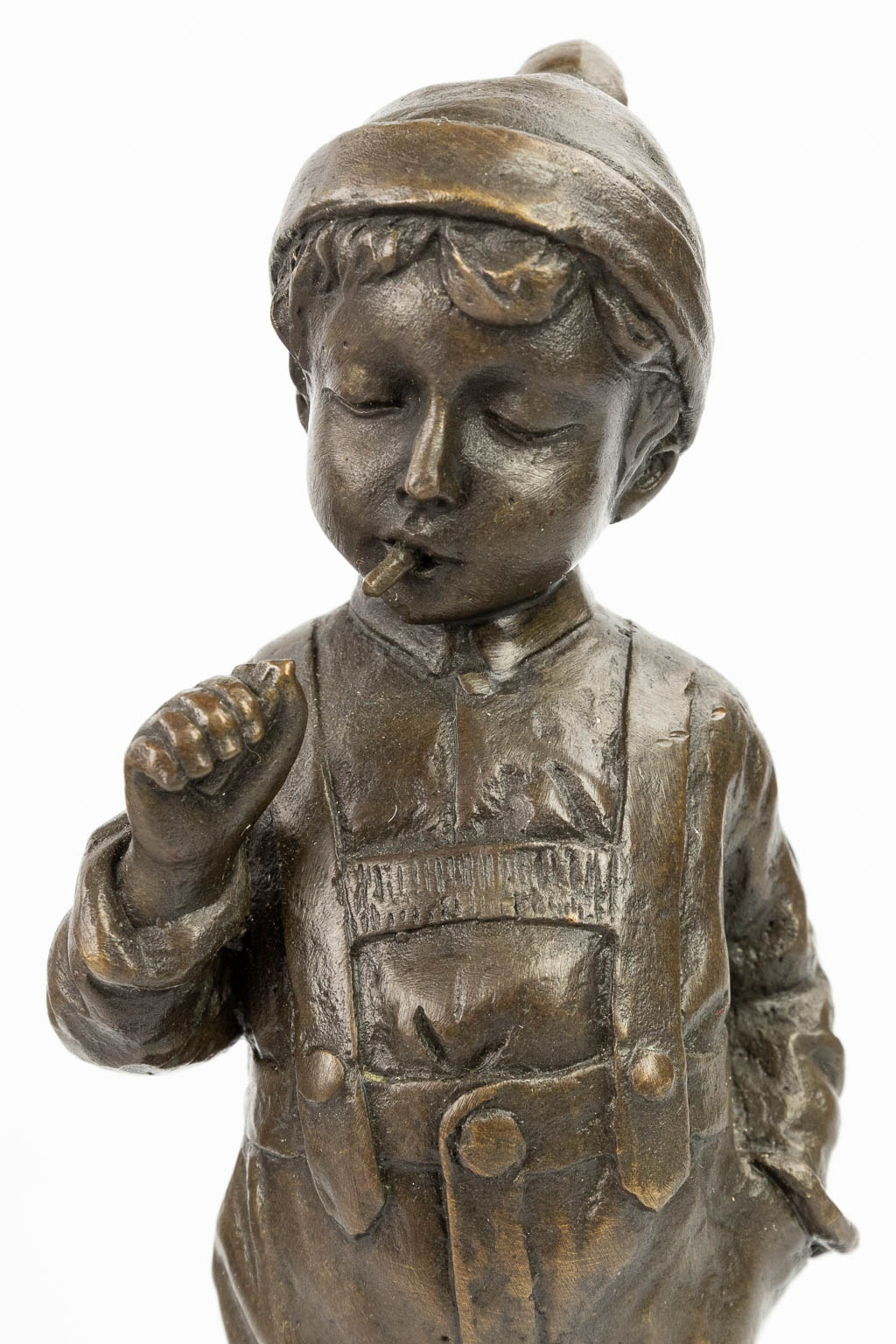 Een collectie van 3 beelden van jongens gemaakt uit brons en kunstbrons. (H:30,5cm)