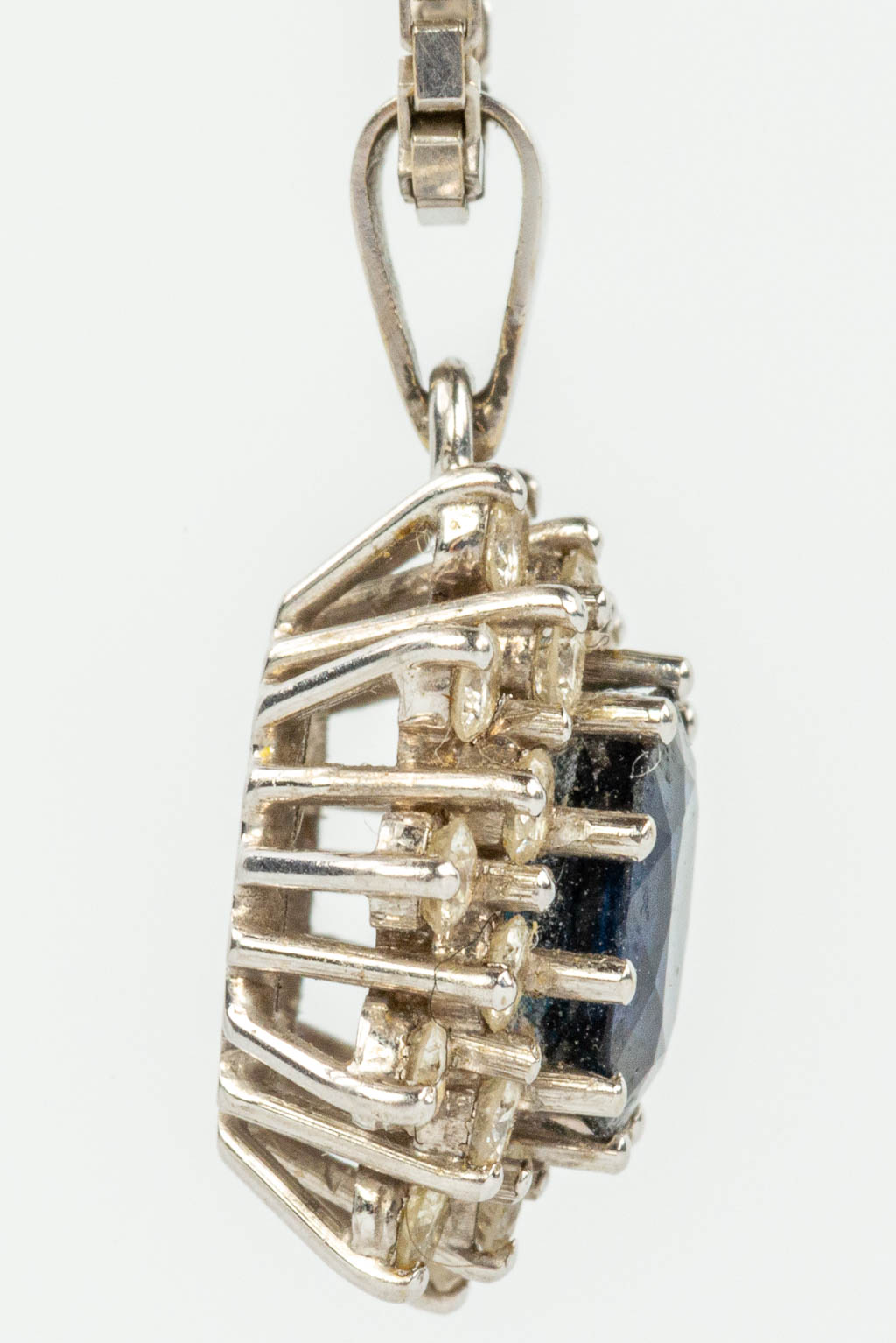 A necklace with a pendant made of 18 karat gold with a blue sapphire of 1,25 carat. 