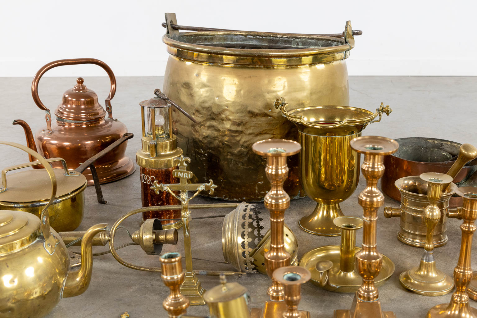 A large collection of antique copper items. (H:37 x D:46 cm)