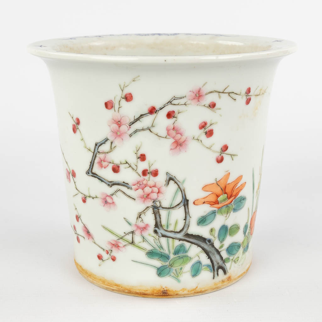 A Chinese cache-pot decorated with flowers and branches. Guangxu mark and period. 19th/20th C (H:17,5 x D:15 cm)