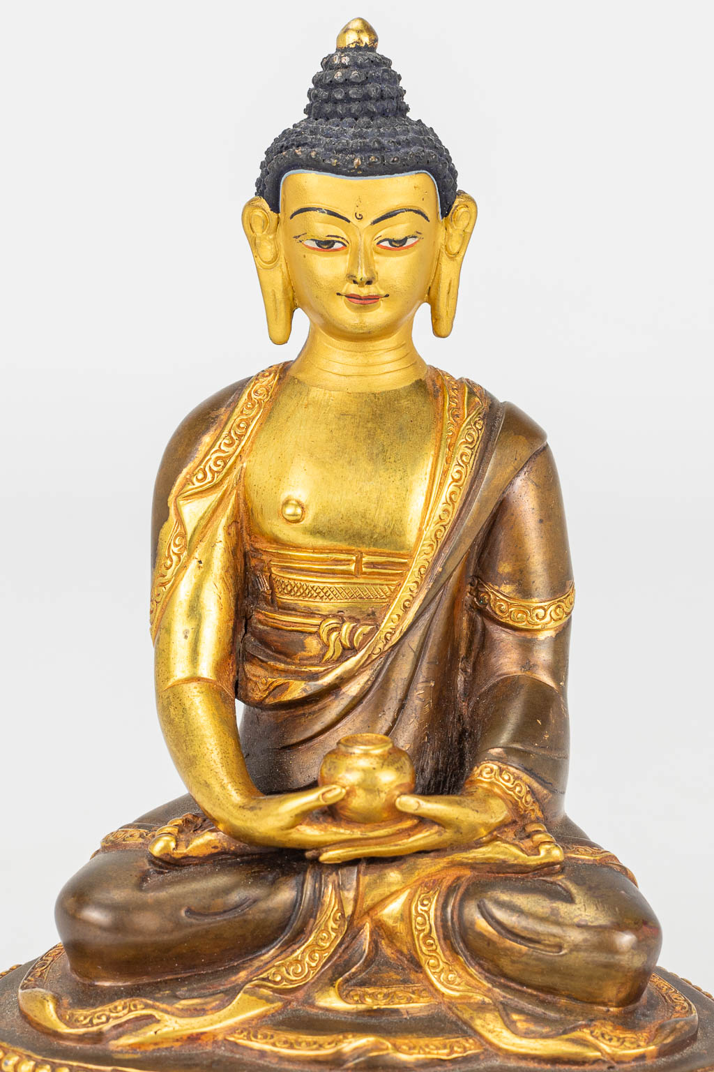 Een bronzen buddha with gilt face. 