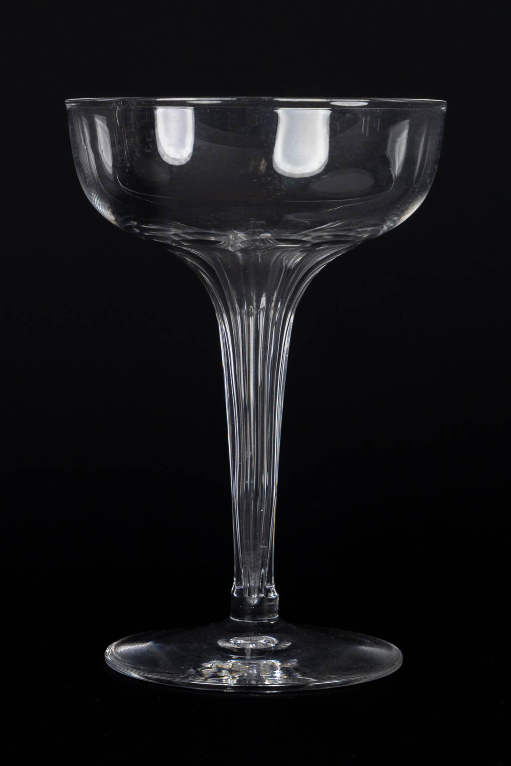 Val Saint Lambert en andere, een groot glasservies. (H:20,1 cm)