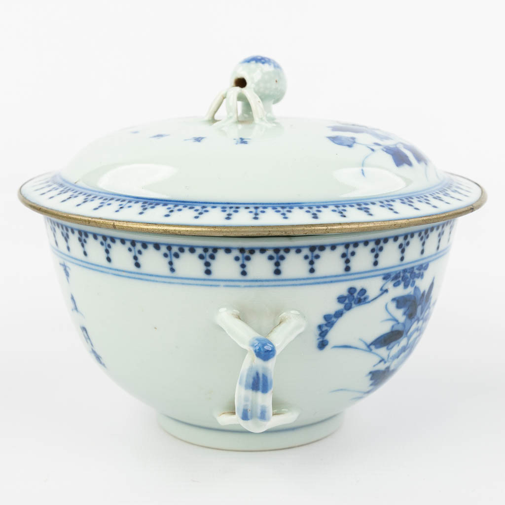 A Chinese jar with lid made of porcelain and decorated with flowers and birds. (H:11cm)