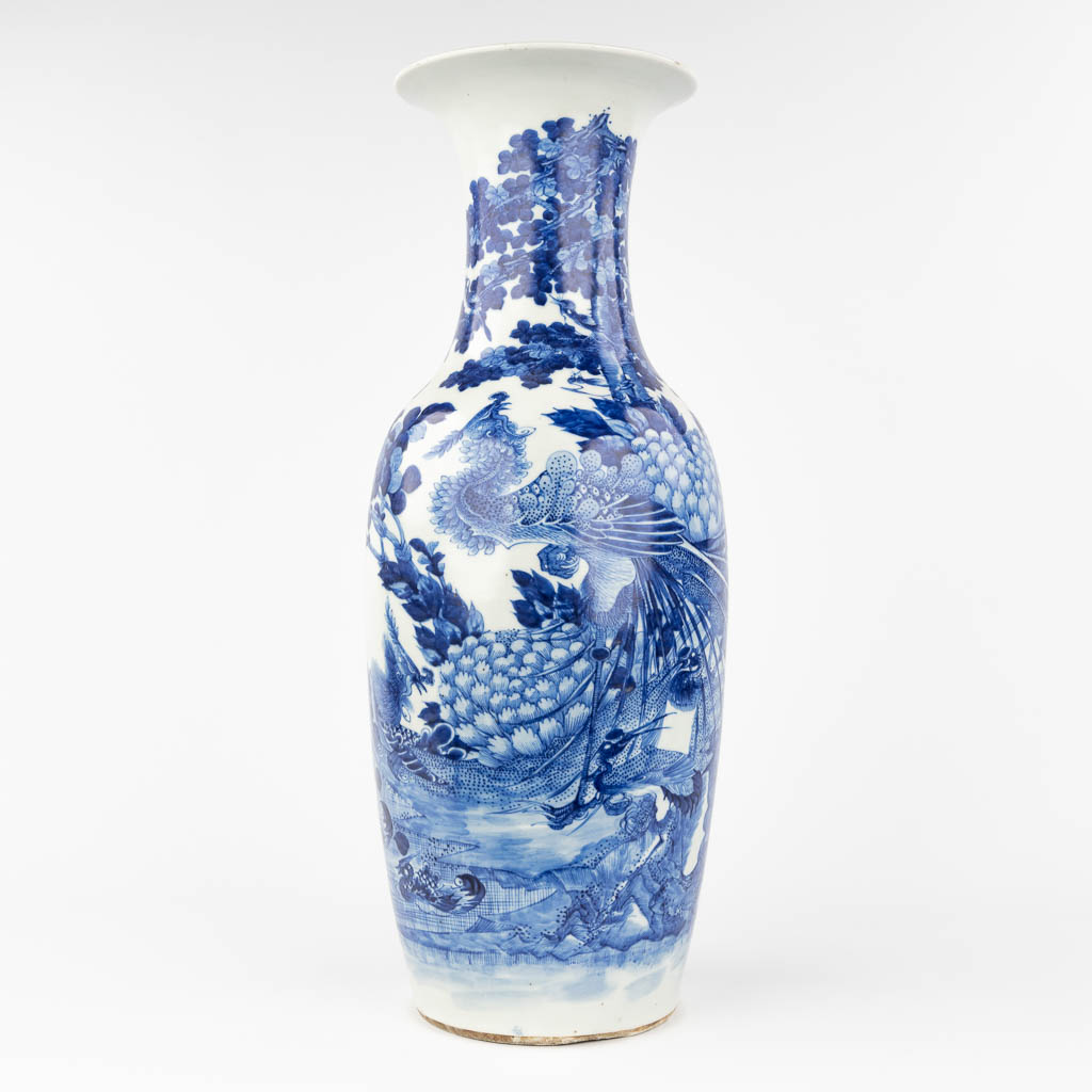  Een Chinese vaas met blauw-wit decor van een Fenix met kraanvogels. 19de/20ste eeuw. 