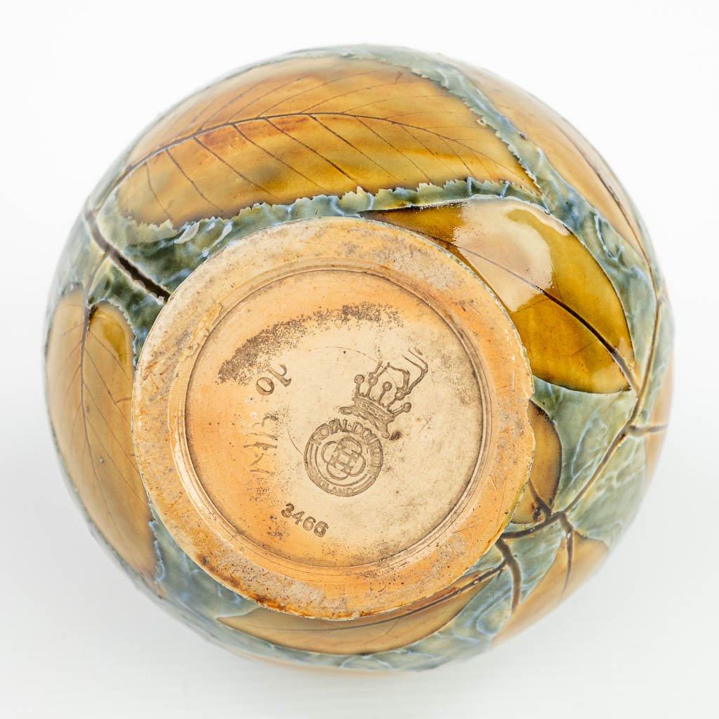 Een vaas met decor van bladeren gemaakt uit steengoed en gemerkt Royal Doulton. (H:18cm)