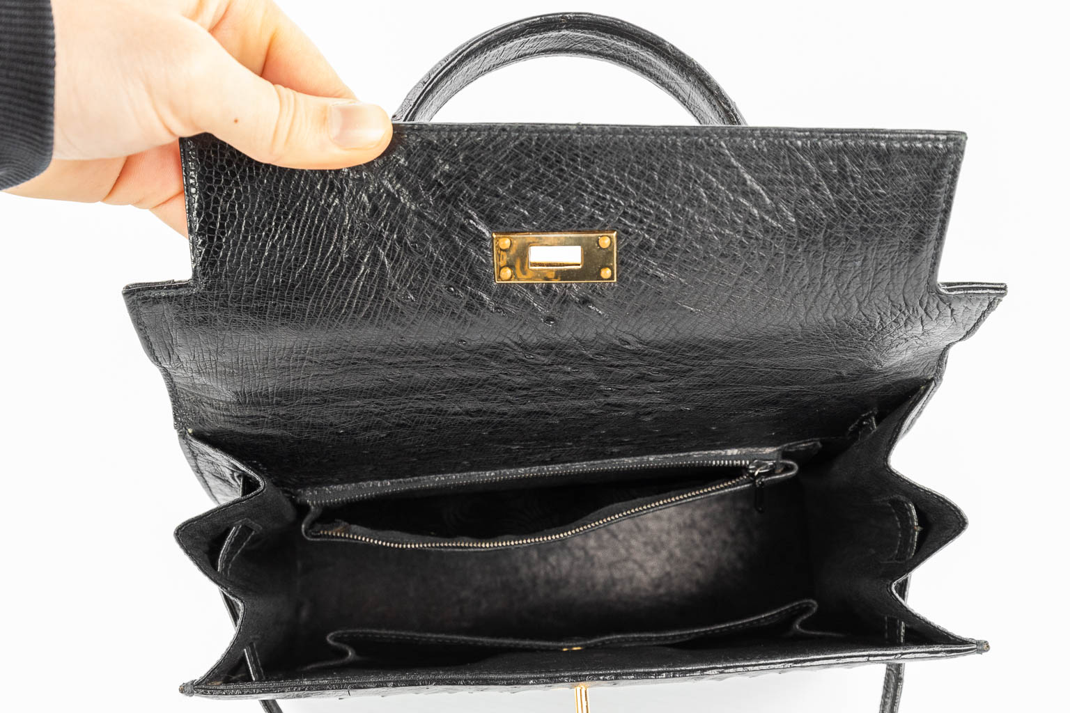 Een handtas gemaakt uit zwart struisvogelleder, gemaakt door Olivier Gurtner in Zwitserland. (H:28cm)