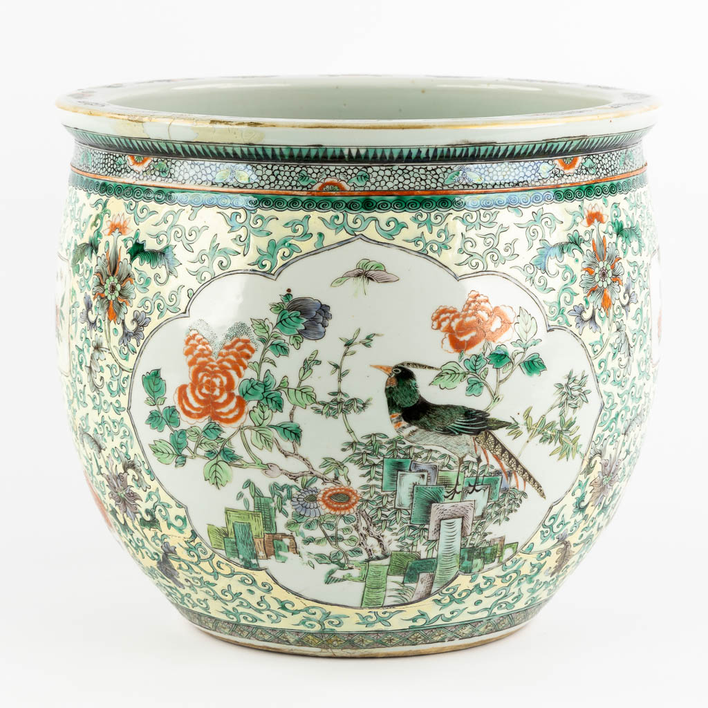 Lot 035 Een Chinese cache-pot, Famille Verte met decor van fauna en flora. 19de eeuw. (H:35 x D:40 cm)