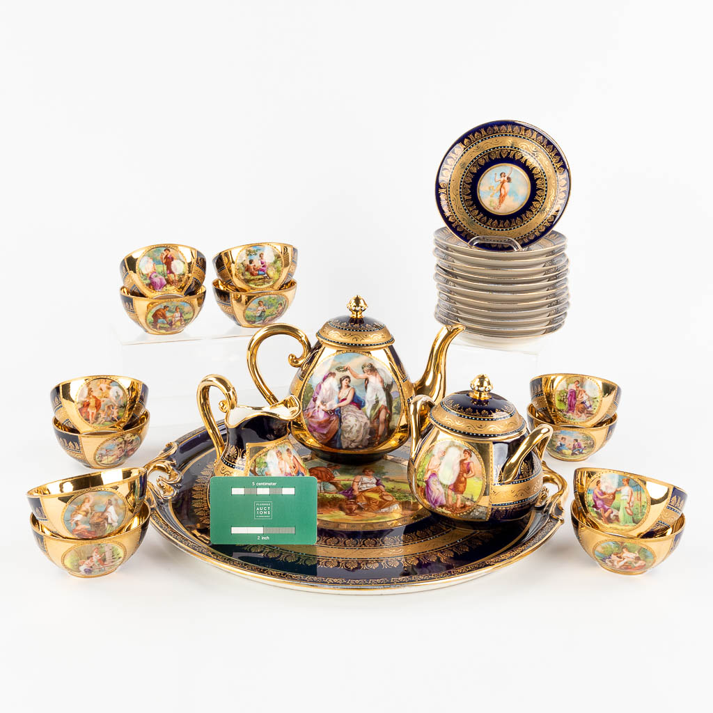 Royal Vienna porselein, 28-delig koffieservies met een serveerschaal. (H: 16,5 x D: 38 cm)