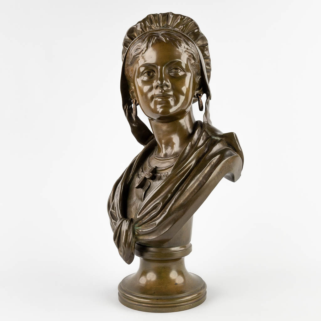 Buste van een dame, gepatineerd brons. Getekend 