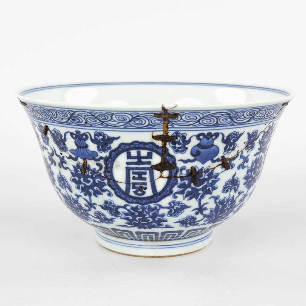 Een Chinese schaal met blauw-wit decor, Jiaqing merk en periode. 18de/19de eeuw. (H:10 x D:18,5 cm)