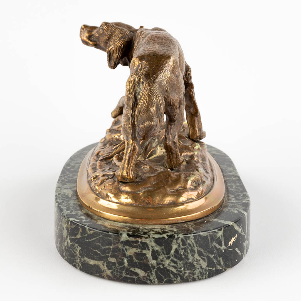 Figuur van een hond, gepatineerd brons op een marmer sokkel. 19de eeuw. (D:14 x W:23 x H:14 cm)