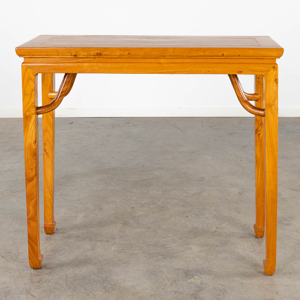 An Oriental/Chinese-inspired console table, hardwood. (D:38 x W:94 x H:84 cm)