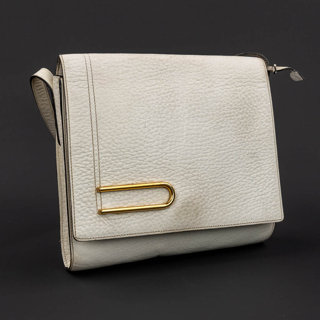 Delvaux, een handtas gemaakt uit wit leder, met vergulde elementen. (W:23 x H:21 cm)