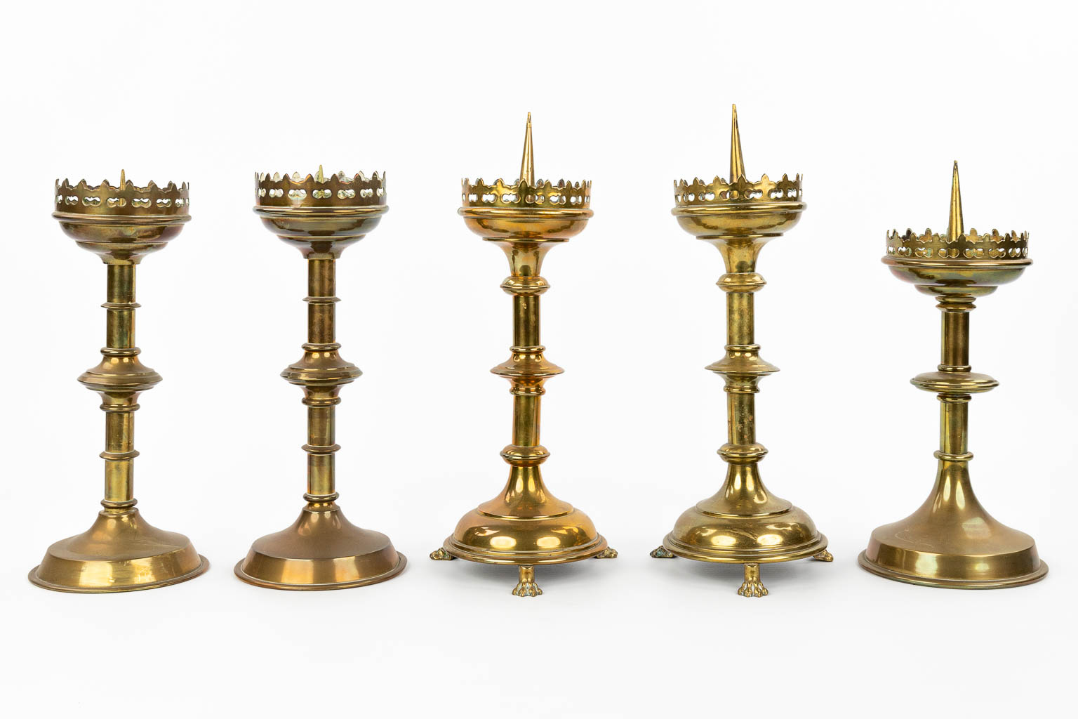 Een collectie van 5 kandelaars gemaakt uit koper en brons in neogotische stijl. (H:32cm)