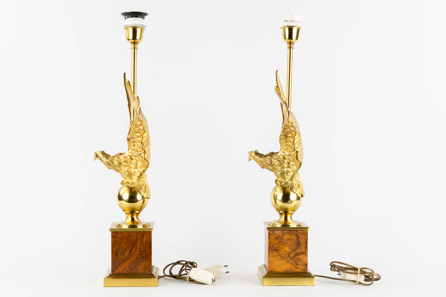 Een paar tafellampen met Arend figuren, Hollywood Regency stijl. (L:15 x W:35 x H:63 cm)