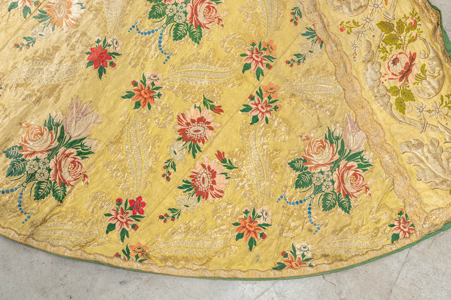 A Cope decorated with a white dove and flowers, made of gold thread. (H:128cm)